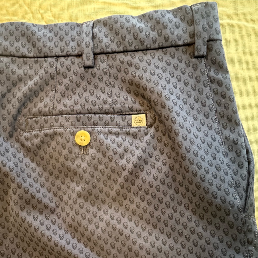EUC Peter Millar Crown Crafted Skulls Micro Print Navy Shorts 42 - Picture 2 of 7